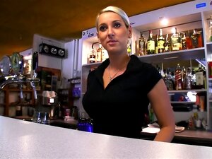 Une serveuse blonde super sexy en Europe se fait convaincre de baiser