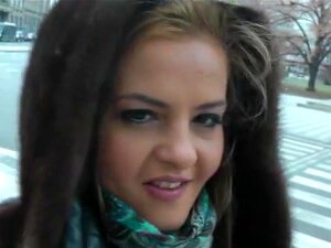 Une blonde stimulant des bites avec sa main. Candy était la copine