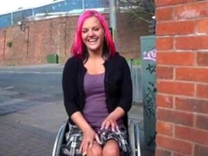 Leah Caprice en fauteuil roulant attaché au Royaume-Uni, clignotant