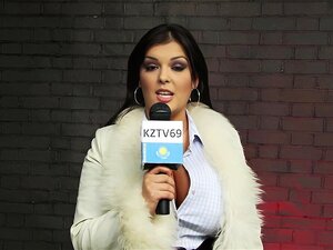 Une journaliste de télévision aux gros seins s'excite, sort ses