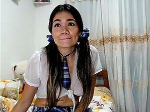 Petite coréenne en uniforme de masturbation à l'université