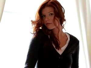 Incroyable rousse se déshabille la peau douce
