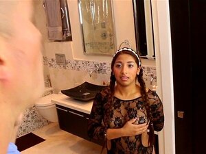 La petite babysitter a éjaculé. La petite latina mignonne en