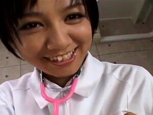 L'infirmière Meguru lèche une bite