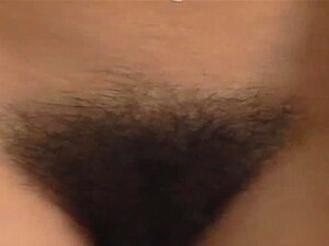 La brune amateur hippie, Diana, se déshabille, révélant sa