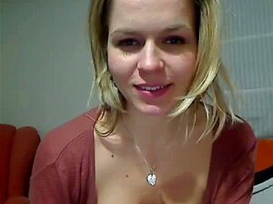 Une fille blonde chaude montre ses nichons. Une fille blonde chaude