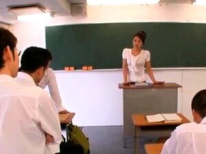 Une playgirl sexy se fait jouer sa chatte rasée et ses gros seins