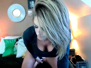 Une blonde amateur à gros seins joue avec des jouets pour se