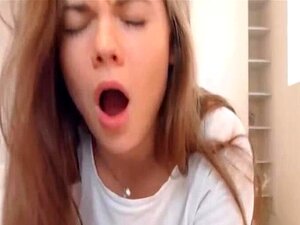 Bombe brune épluche son corps de manière séduisante. Cette babe