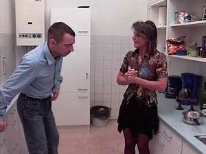 Maman apprend à se faire baiser le cul 2