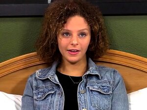 La mignonne Kyra aux cheveux bouclés détruite par une grosse bite