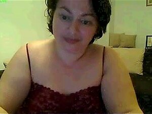 Grosse femme amateur avec un gros cul parle en robe de nuit sur cams,