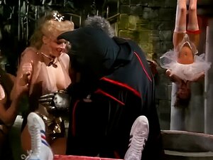 La scène des seins de Morgan Fox dans Flesh Gordon Rencontre les