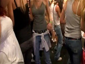 Machines à cheveux brunes engloutissant durement