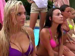 Des jeunes filles punies en flirtant avec des mecs, les filles