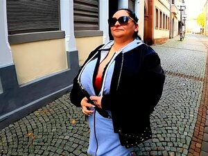 Brune à gros seins se masturbe devant la webcam