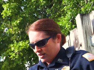 Des flics à gros seins prennent des criminels et le font sucer et