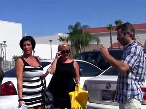 Des salopes matures se font pilonner par une longue queue sur le