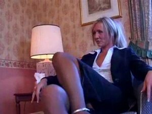 Assistez à la rencontre torride de deux blondes séduisantes alors