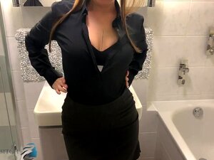 Une femme d'affaires rentre du travail se déshabille et se douche