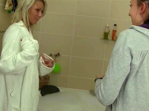 Les petites lesbiennes Sabrina et Nicoleta se masturbent