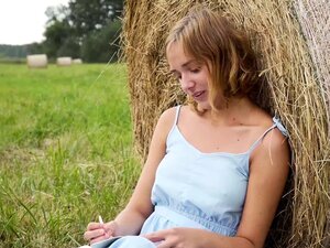 Oxana traînait dans le champ de foin en écrivant en elle