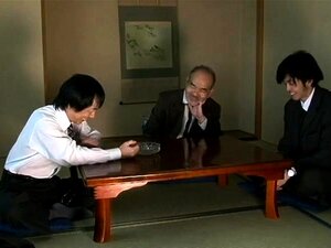 Une femme asiatique à gros seins donne vie à son fantasme de