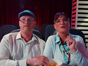 La mignonne aux cheveux dorés sexy Athena Faris se plaint sur une