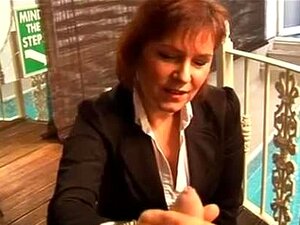 Une mature donne une branlette assez dure