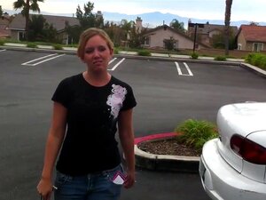 La copine naïve montre ses seins dans la voiture, Miss Marie est une