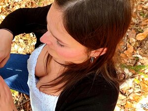 L'étudiante Holly en plein air se fait baiser après l'université