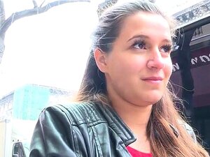 La chaude Cindy Loarn gémit à travers son massage sexuel en public.