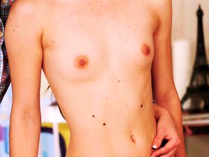 Une séance de peinture nue se transforme en trio