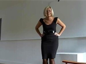 Une blonde classe gifle une bite assez fort