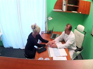 La star du porno blonde à gros seins se fait baiser par un docteur