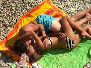 Clip voyeur d'un couple en train de se branler, un couple en chaleur