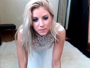 Venez voir cette bombe blonde faire des merveilles sur une bite en