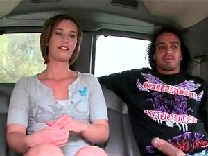 Douce amateur se salissant dans le bus fait une pipe