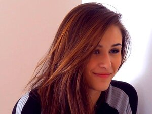 La bombe sexy Anetta Keys se fait masturber avec un jouet en solo