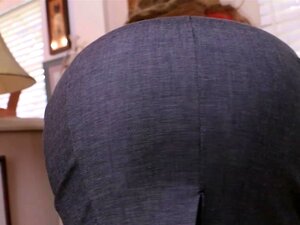 La MILF plantureuse Julia Ann étire sa chatte avec un gros jouet !