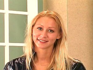 Salope blonde sexy en veste de cuir prend la pose