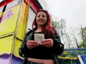 La rousse Sophia Wild montre son cul et se fait baiser pour de