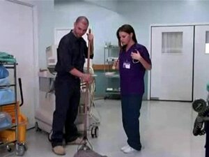 Une infirmière brune fraîche suce une grosse bite