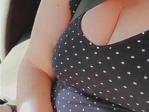 PORTEZ DES PANTALONS SANS ENTREJAMBE DANS UNE VOITURE