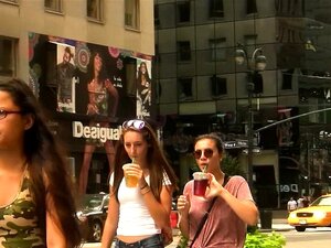 Une fille mince watts shorts à NY