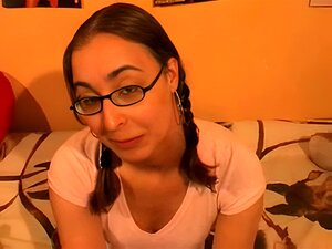 Regardez une nerd coquine aux couettes se faire payer pour satisfaire