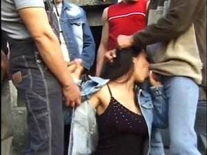 MILF baisée en gang en plein air. MILF baisée en public