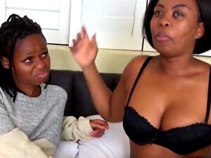 Des lesbiennes noires sexy se font baiser en anal et se bouffent la