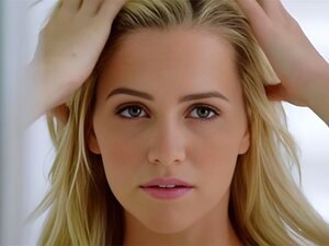 Plongez dans le plaisir ultime alors que la séduisante blonde Mia