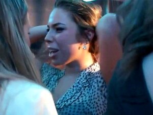 Fête séduisante et mouillée